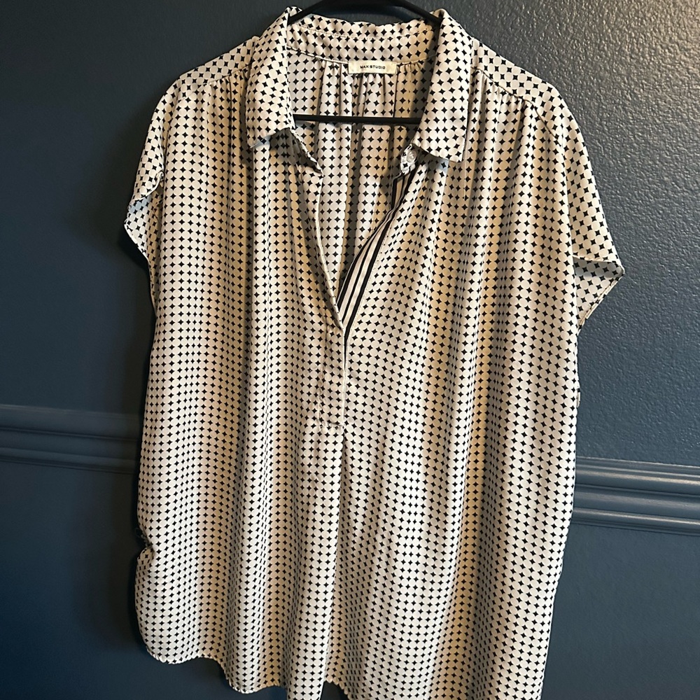Max Studio Black and White Patterned Blouse